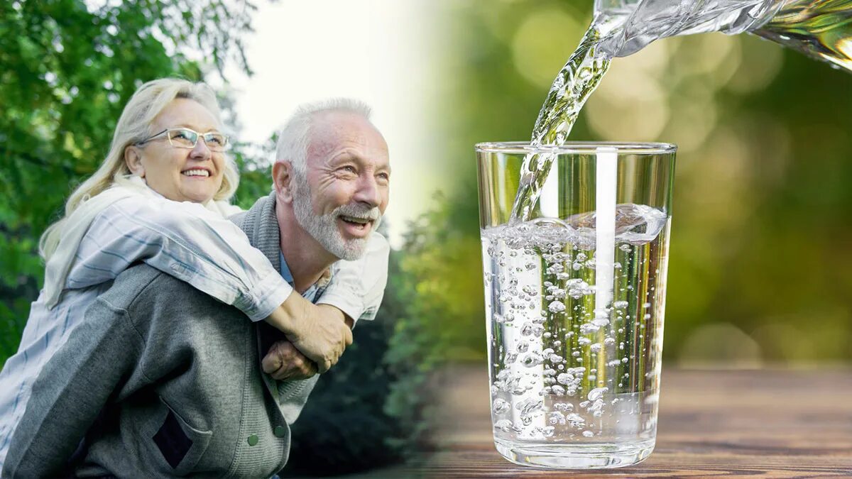 Старение долголетие. Вода и долголетие. Бабушка со стаканом воды. Вода долгожителей. Счастливые долгожители.