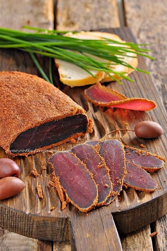 Чиабатта с ростбифом и вялеными томатами. Вяленая оленина. Брускетта с ростбифом и рукколой и вялеными помидорами. Бастурма сырокопченая. Мясной казы индейка рулетный.