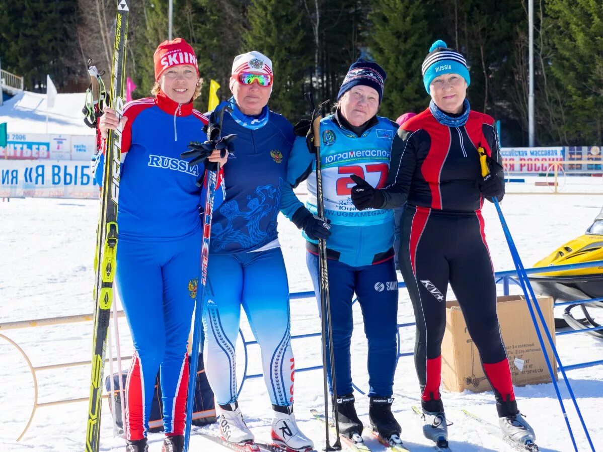Лыжник ветеран кактается. Зимняя спартакиада ветеранов. Зимняя спартакиада ветеранов в вологде. Лыжные гонки 2022 2023. Лыжные гонки ветеранов.