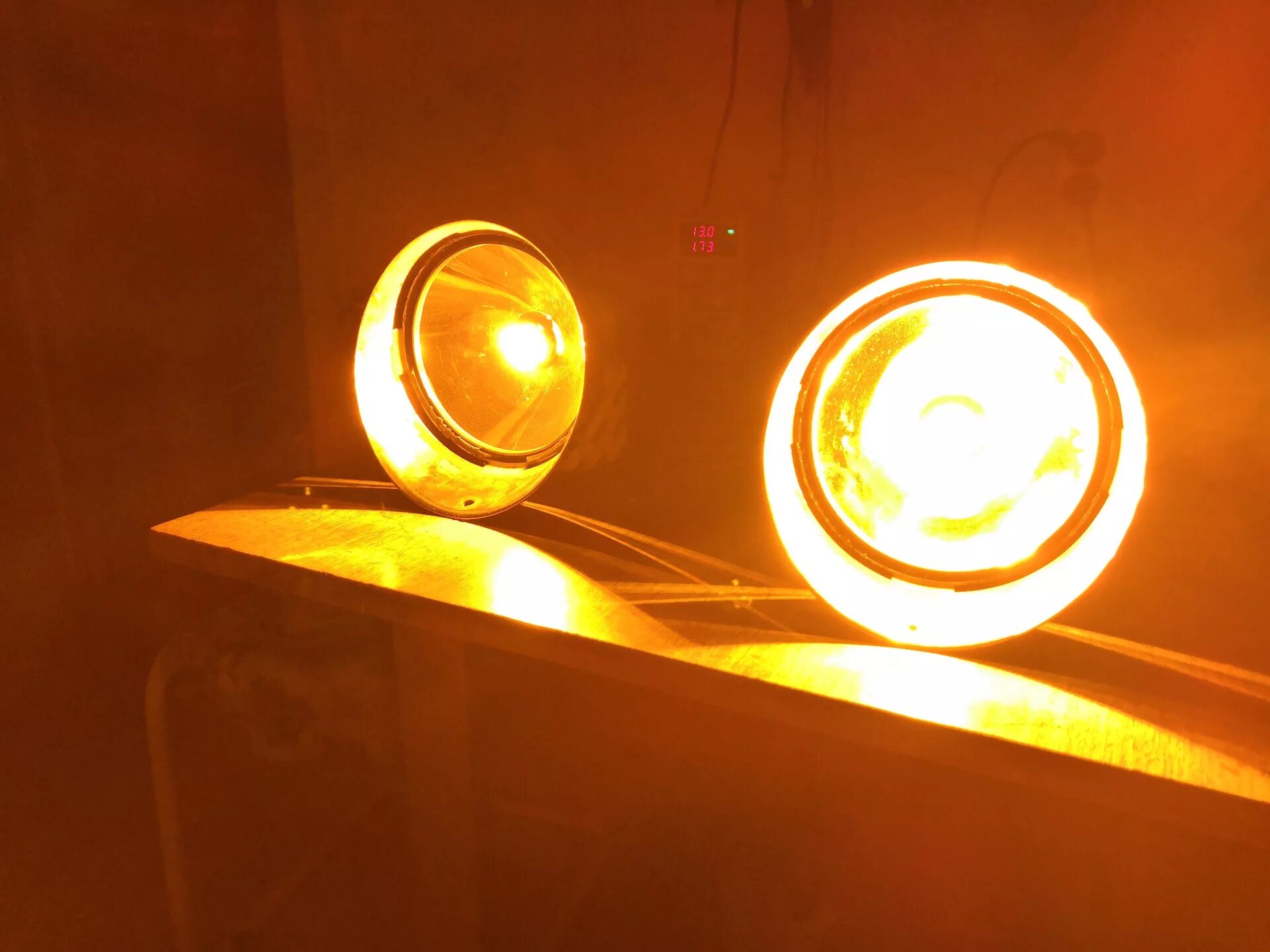 Ходовые огни желтого цвета. Дхо орлиный глаз. Ходовые огни желтые полосы 24 вольта. Диоды орлиный глаз 18мм. Желтые ходовые огни.