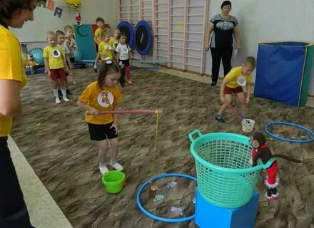 Физкультурное на улице старшая группа