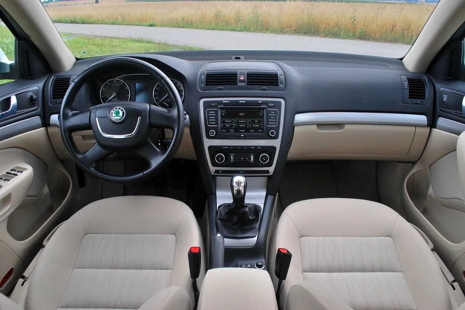 Шкода 1.6 механика купить. Skoda Octavia a5 салон. Octavia 2010 салон.