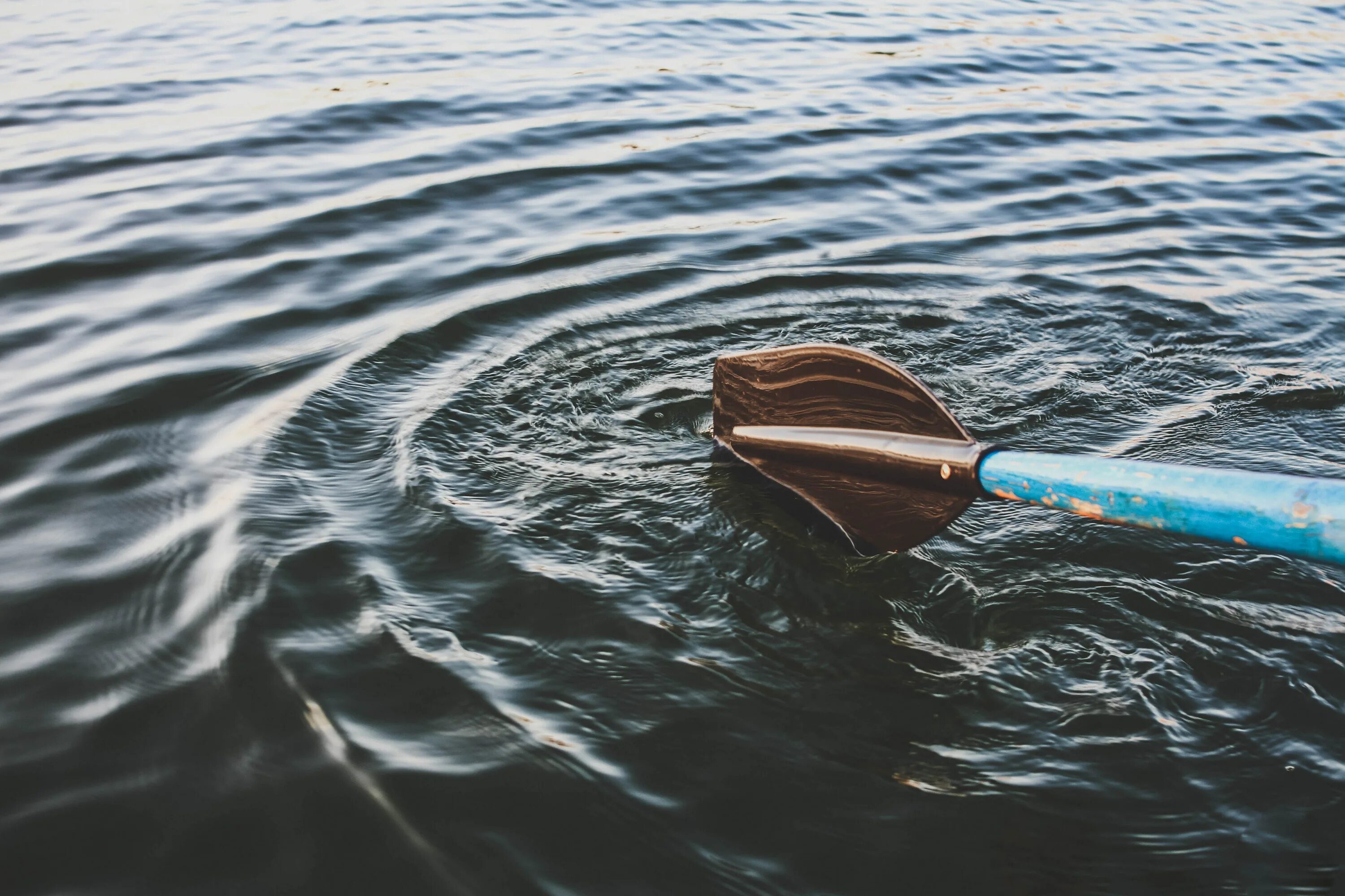 Рассекая воду плывет по реке катер впр. Весло в воде. Лодка с веслами. Весло от лодки. Лодка с веслами на воде.