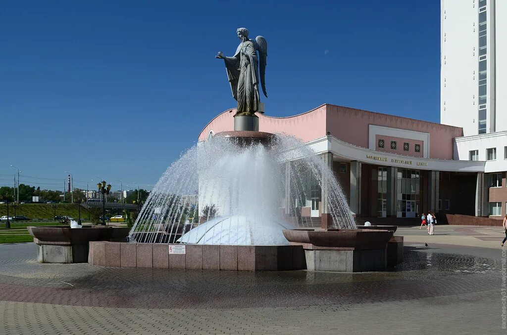 Лучшие в белгороде. Фонтан покровитель Белгород. Белгород фонтан БЕЛГУ. Фонтан Ника Белгород. Фонтан Архангел Гавриил Белгород.