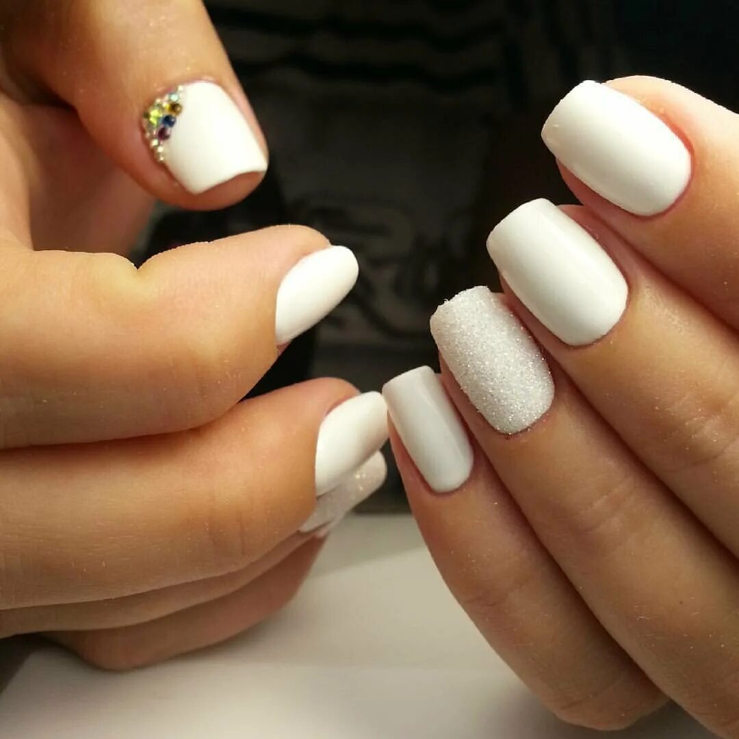 Маникюр с белым лаком. Белые цвета шеллака. Белый маникюр. Красивый белый шеллак. Cnd shellac bellini.