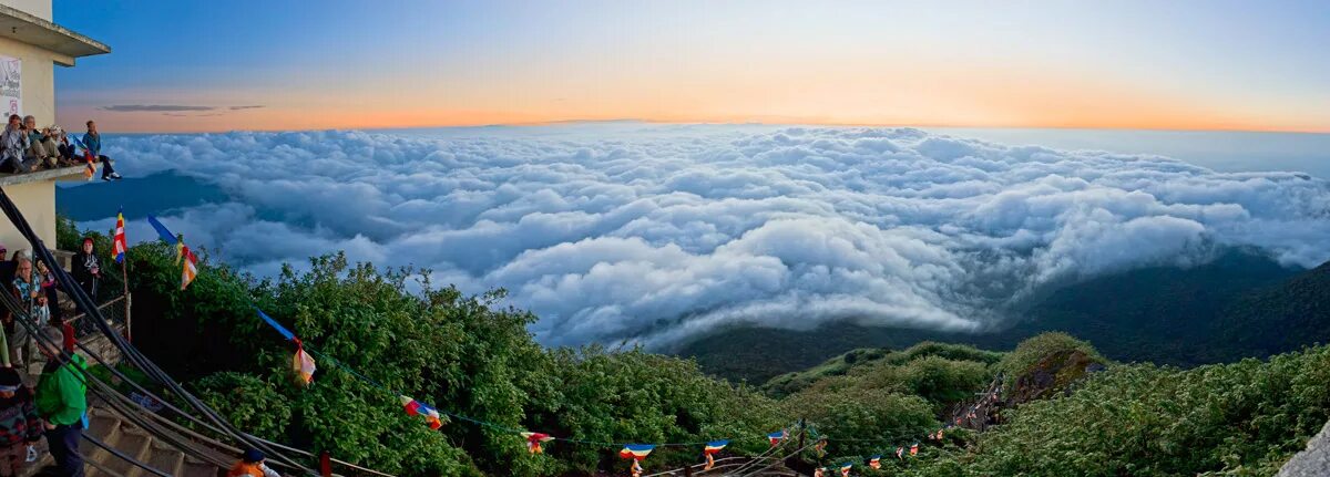 Панорамные снимки над облаками. Панорамные пейзажи с облаками. Панорама путешествий. Ветровой парк над облаками.