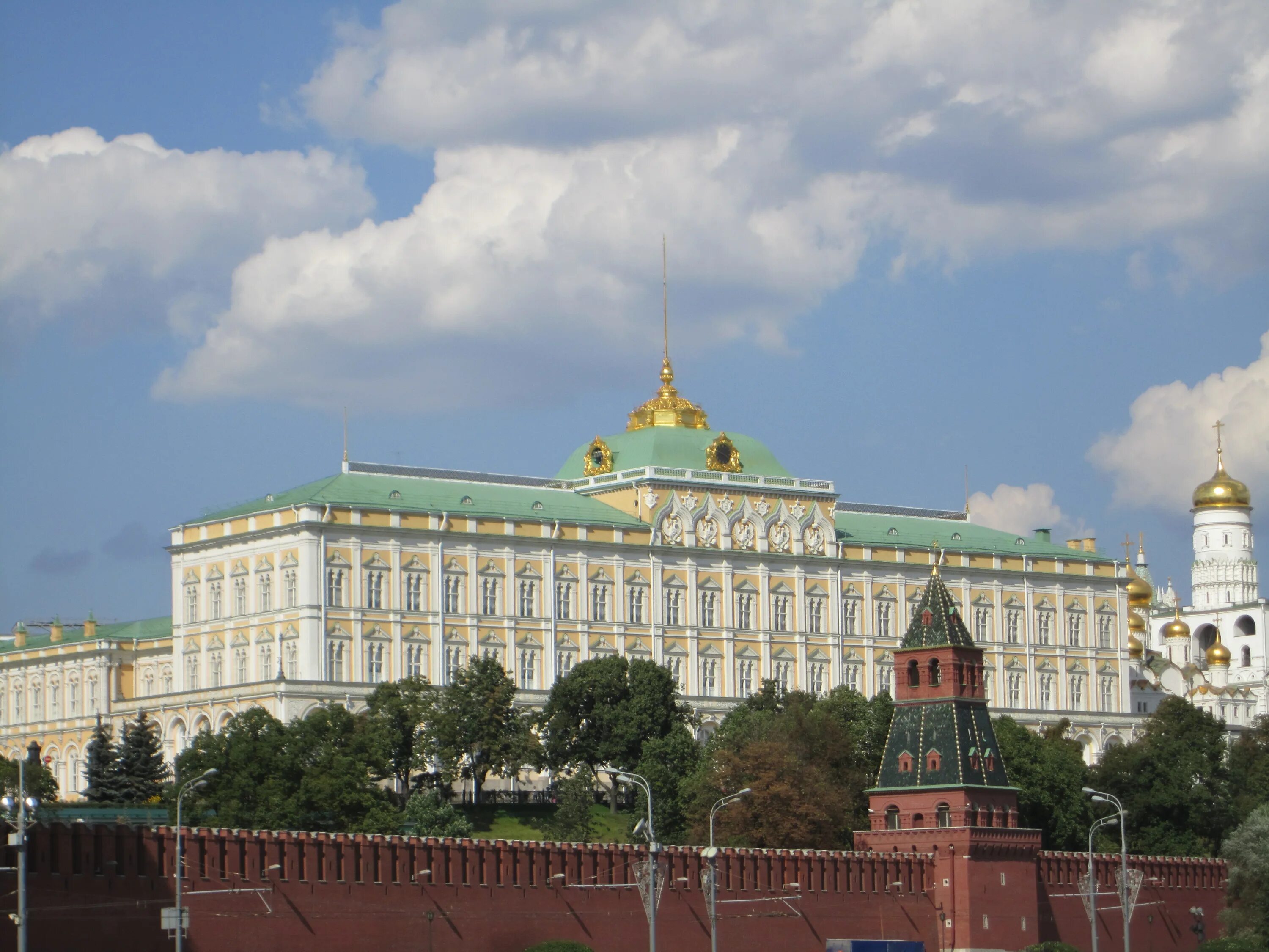 Тон. Белый дом москва 2021. Сенатский дворец московского кремля флаг. Белый дом (здание правительства рф в москве). Сенатский дворец московского кремля кабинет сталина.