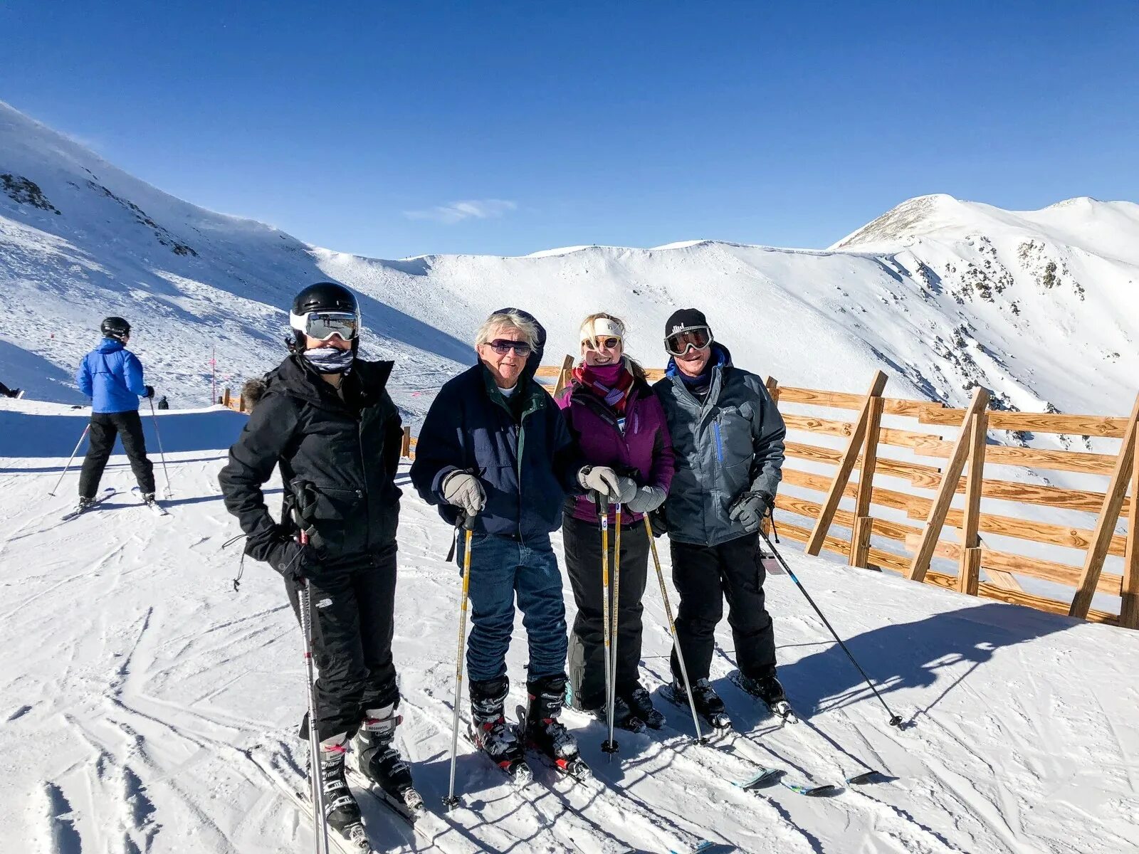 Королевские семьи горнолыжные курорты вертолет. Try-Ski. Фото пенсионеров с лыжами на подъемнике. Ski trip