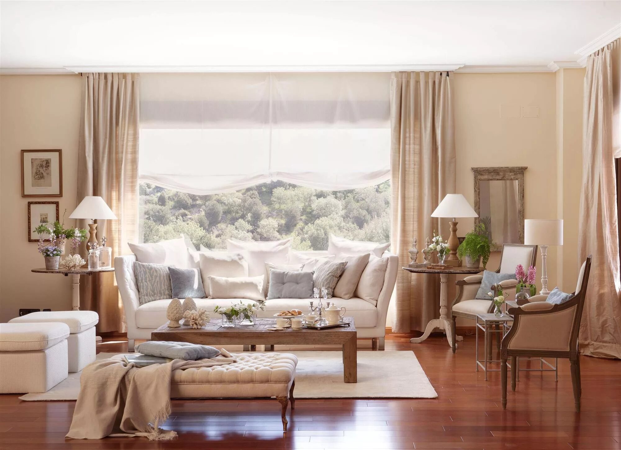 Un salon. Un salon. Гостиная прованс хитлайн. Agacan salon. Диван кантри жуи бордо.