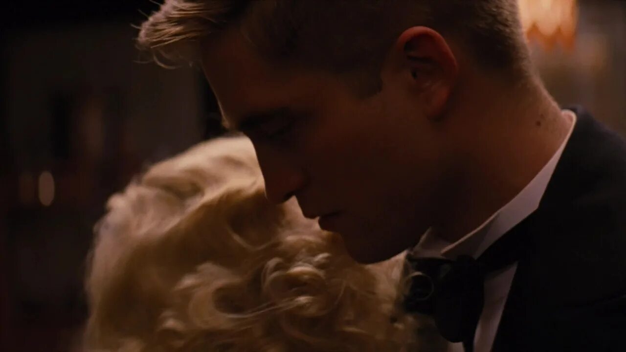 Астрид берже-фрисби дочь землекопа. Один день фильм 2011. Счастливчик 2011 зак эфрон. Энн хэтэуэй один день. Один день фильм 2011.