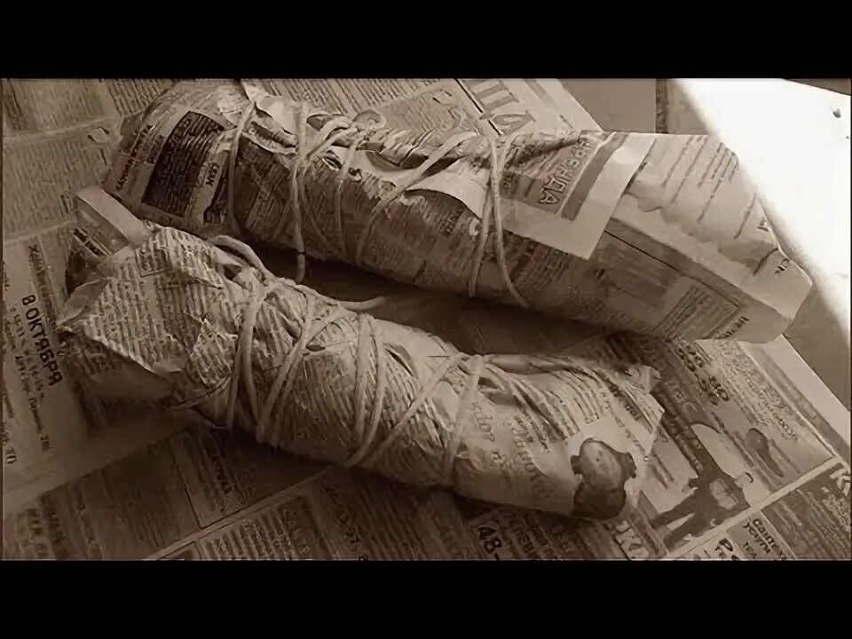 Деньги замотали. Хранить деньги под матрасом. деньги хранить в матрасе.
