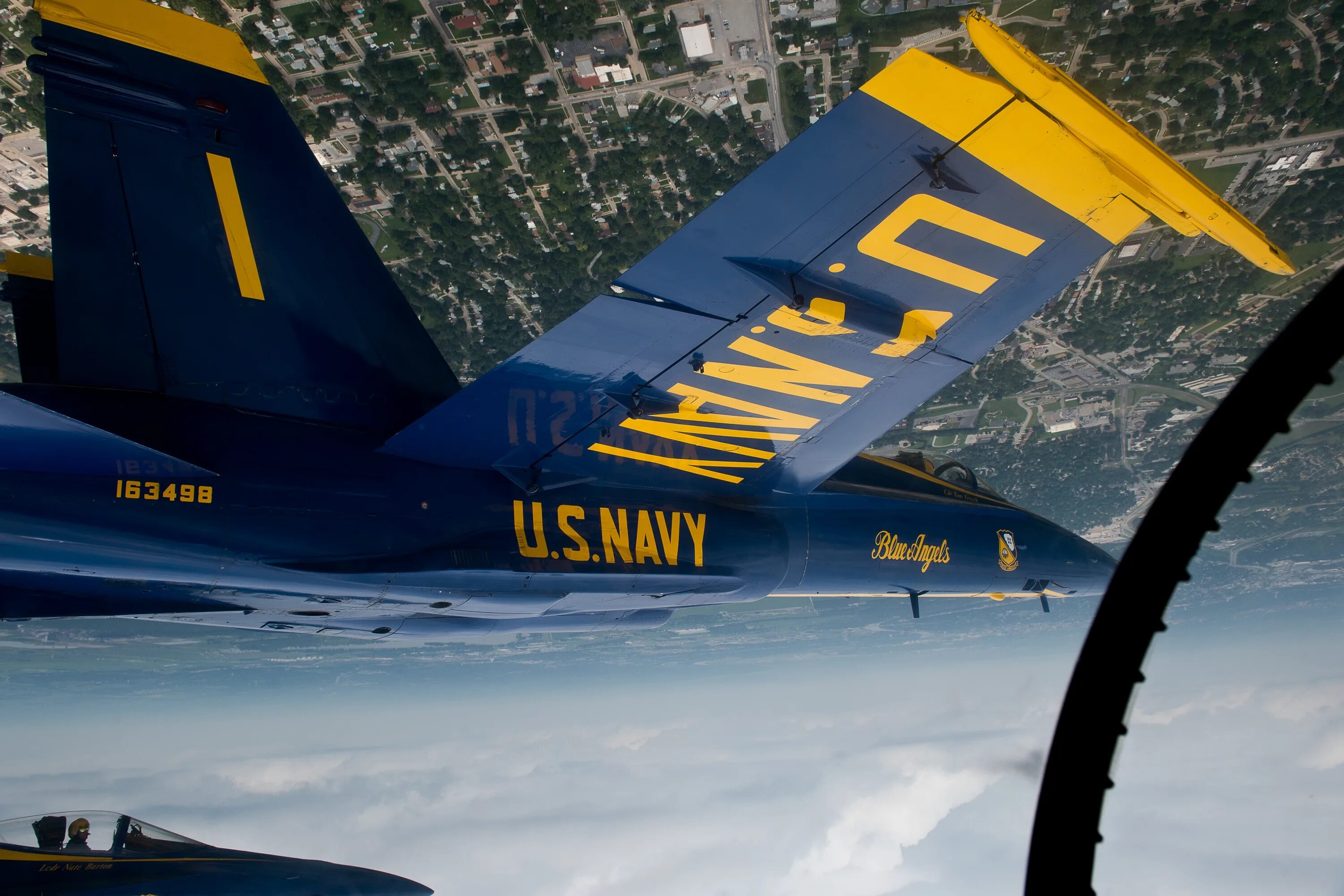 Стремительный полет самолета вниз. Speed plane самолет. Blue Angels Aerobatic Team. Самолеты на которых летали Blue Angels.