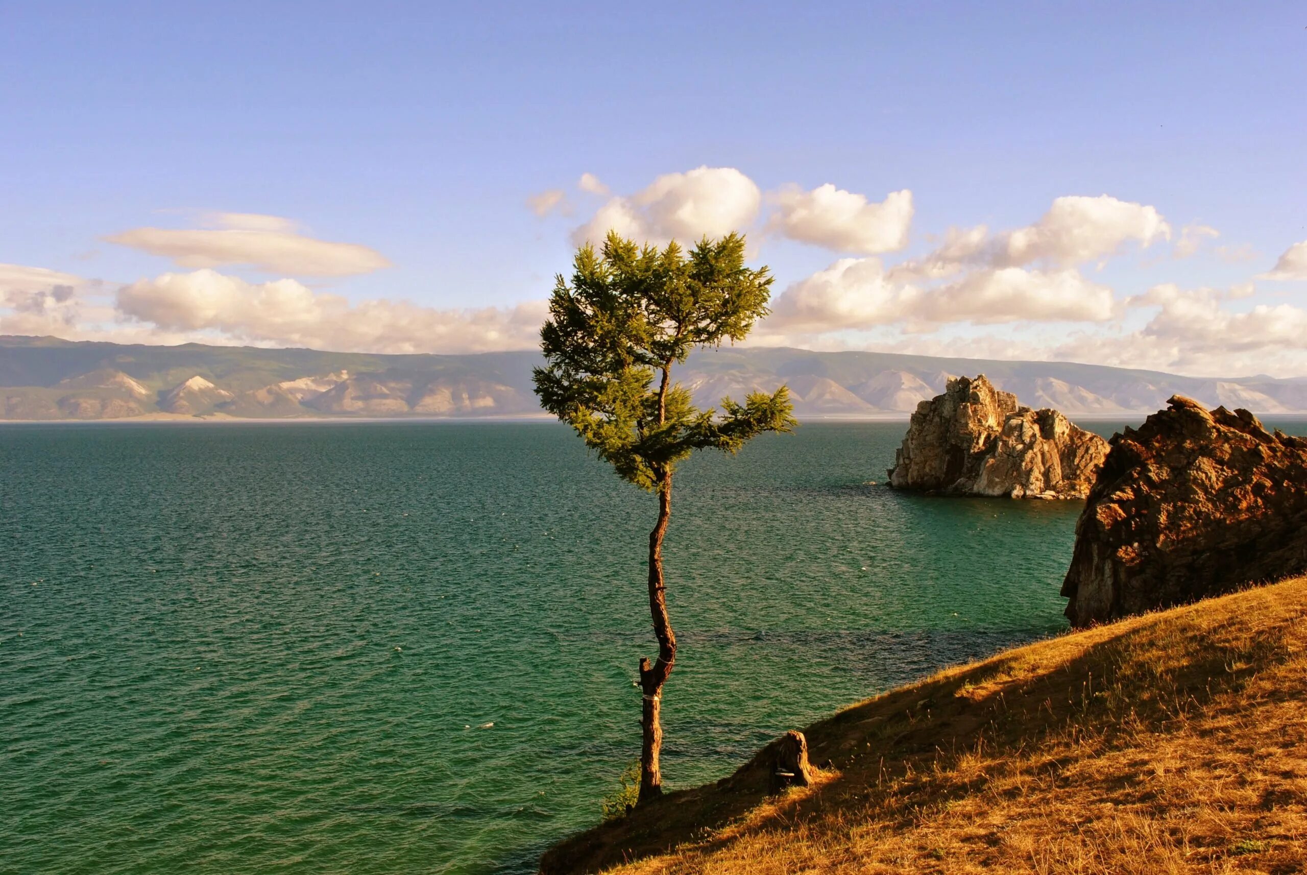 Озеро Байкал остров Ольхон. Озеро Ольхон на Байкале. Озеро Байкал Хужир. Байкал остров Ольхон базы.