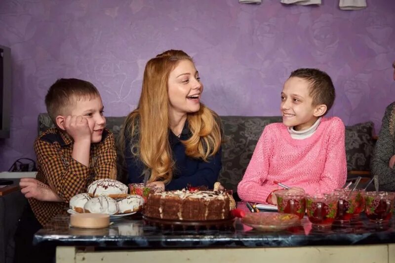 Сколько детей у тины. Родители тины кароль. брат тины кароль.
