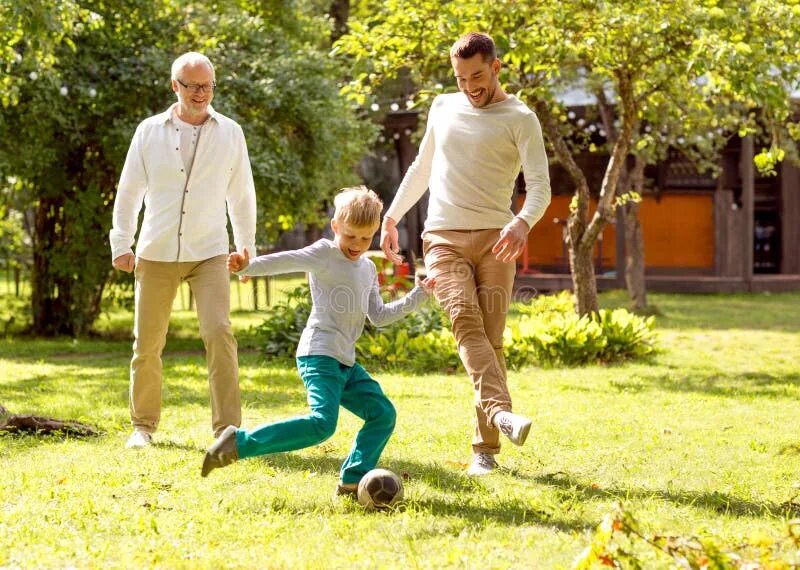 Дед играет с сыном в футбол. Папа и дедушка. Дедушка играет в футбол с внуком. Папа с сыном во дворе. Дедушка играет в футбол