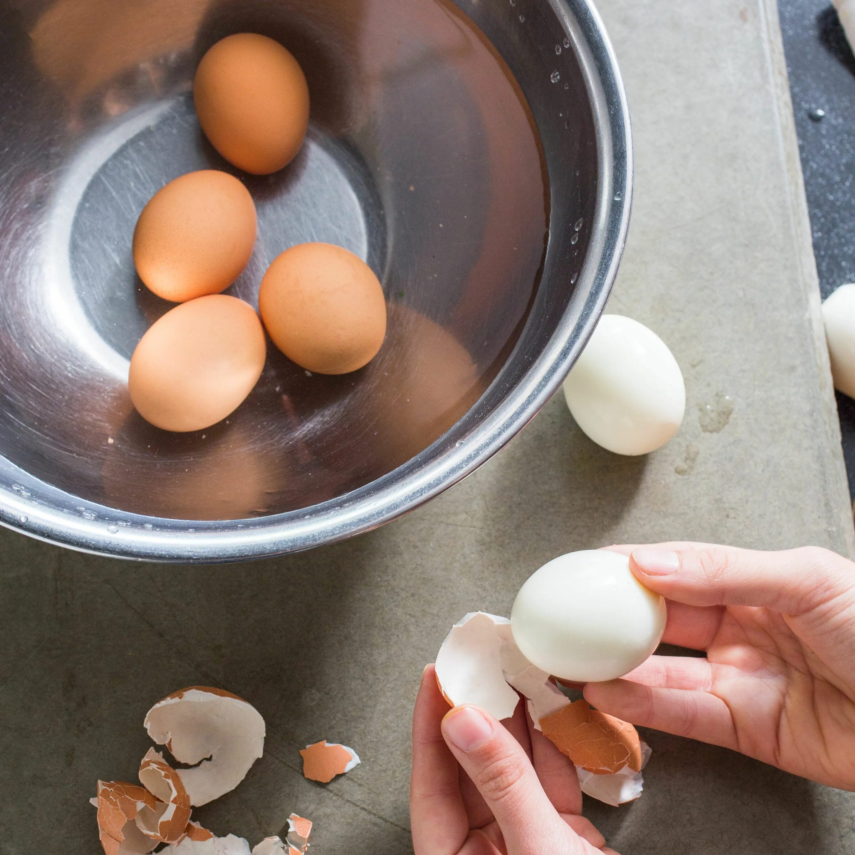 Что приготовить с яйцами. Чистка яйцом. Вареные яйца. Яйцо вареное очищенное. Как приготовить яйца без скорлупы