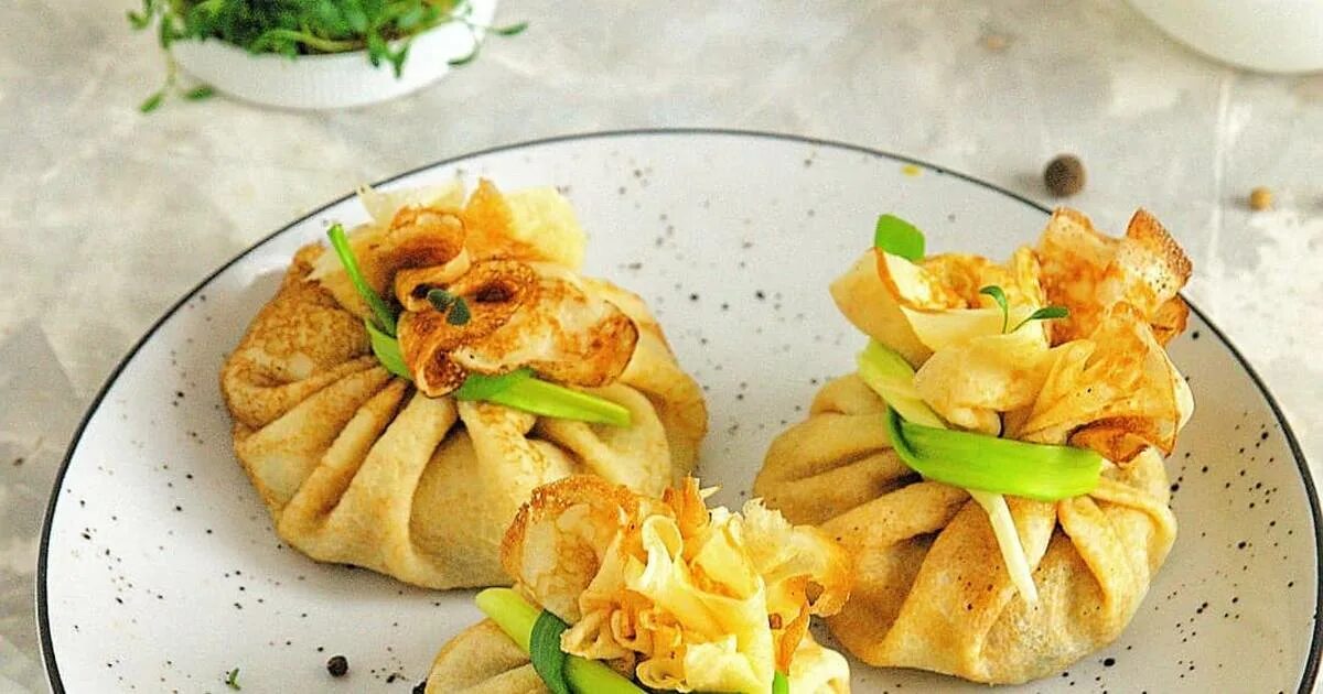 мешочки из блинов. блины с жульеном рецепт. блинные мешочки с грибами. жульен в блинах. мешочки из блинчиков с грибами.