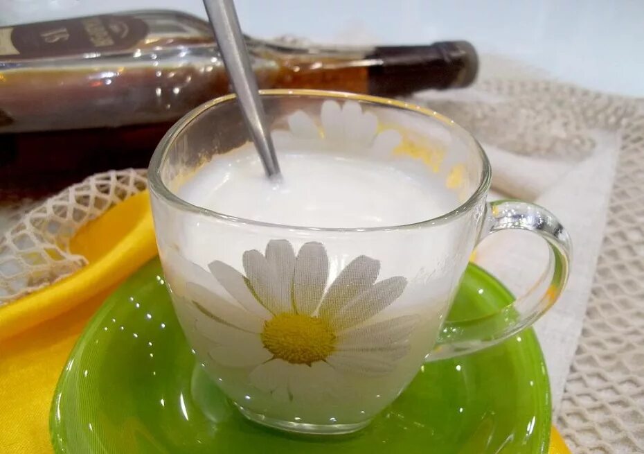 Рецепт от кашля с яйцом и медом. Молоко и мед. молоко с медом при кашле. молоко от простуды. напиток от кашля.
