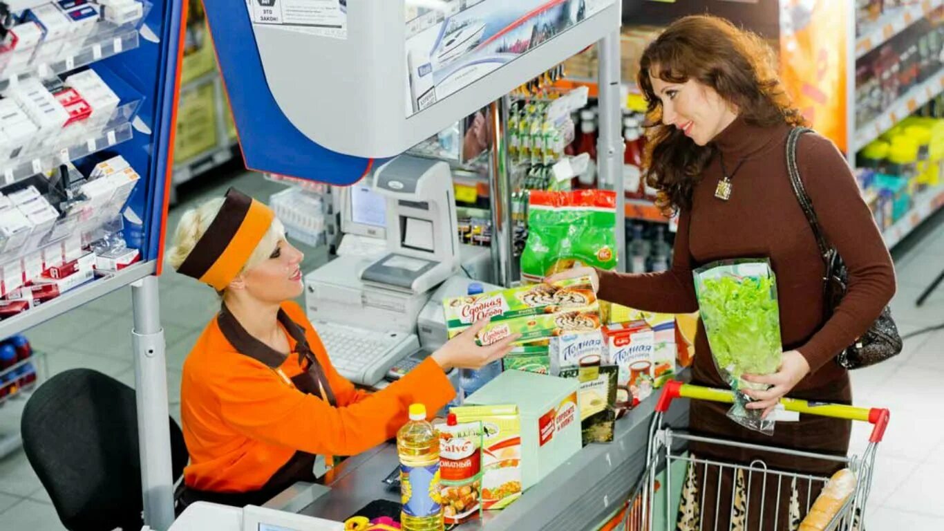 Кассир в продуктовом магазине. Касса в супермаркете. Покупатель на кассе. Покупатель в магазине. Продавец и покупатель на кассе.