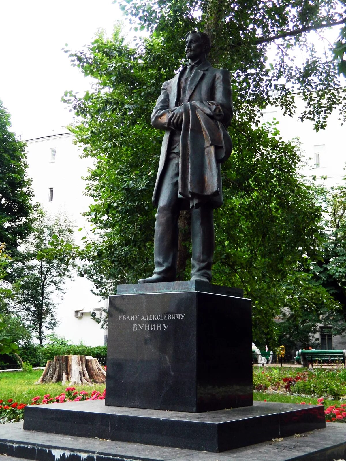 Памятники писателям и поэтам. Памятник Бунину в Москве на поварской улице. Памятник Бунину в Воронеже.