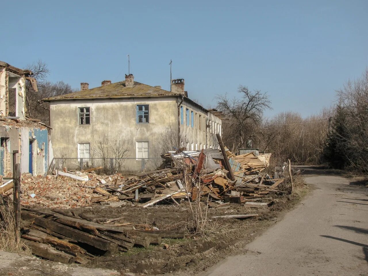 Расселение омск. Аракчино Казань бараки. Поселок старое Аракчино. В Нелидово снесли Ветхий дом. Старая Казань бараки.