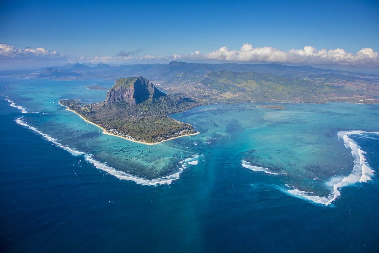 Атлантический океан самые большие острова. Ле-Морн Маврикий подводный водопад. Леморн Брабант Маврикий. Леморн Брабант Маврикий водопад. Ле-Морн-Брабан, остров Маврикий.