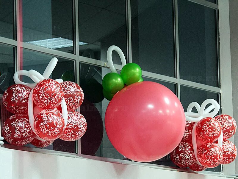 Новогодние украшения шаров. Украшение шарами. Украшение из шариков. Украшение магазина шариками. Елочные игрушки из воздушных шаров.