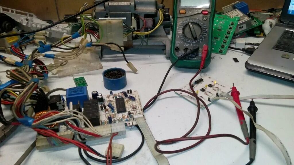 Стиральная машина бирюса плата управления. Индезит подключить модуль стиральной. Починка электроники стиральных машин. Модуль для стиральной машины аристон маргарита 2000. Пайка платы стиральной машины.