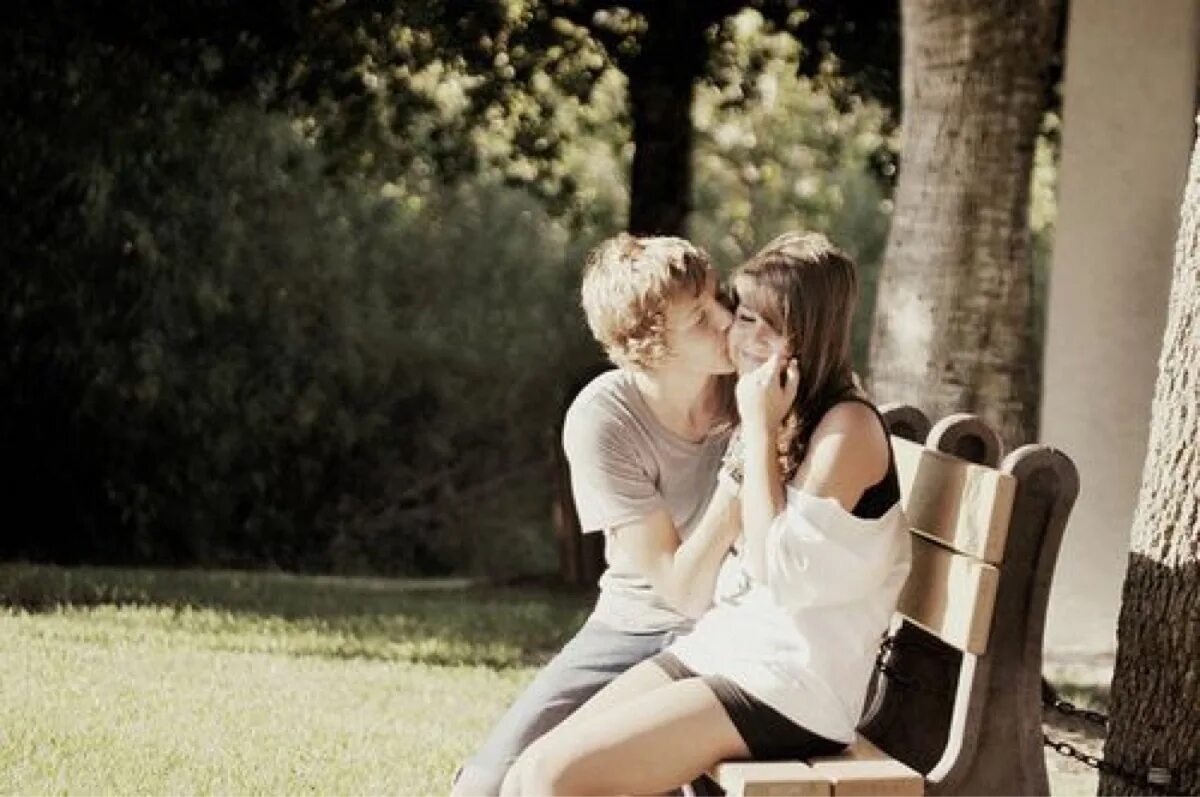 Целоваться сидя на парне. Парень с девушкой на лавочке. Пара на скамейке. Поцелуй на скамейке. Поцелуй на лавке.