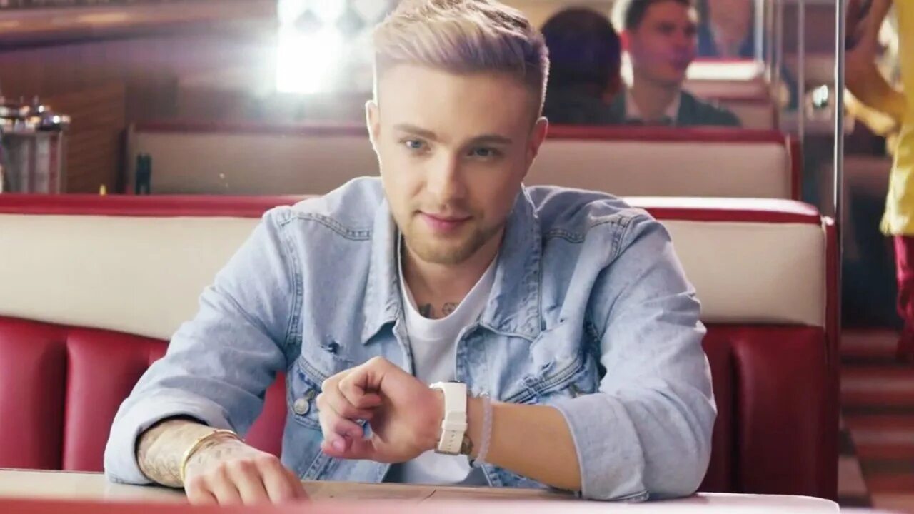 Егор крид будильник. Егор крид ты буди-буди-буди. Егор крид бигуди. Егор крид. Постер буди буди пока крутишь бигуди.