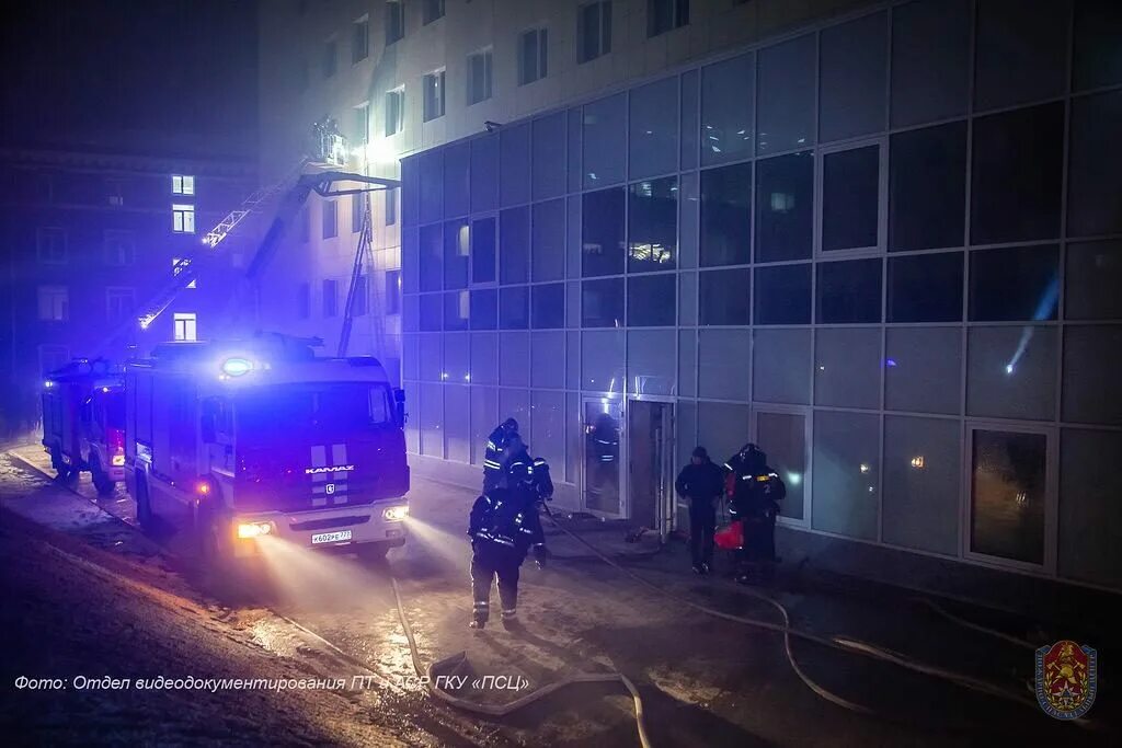 Горят три дома в москве. Пожар в здании фиолетовый. Пожар в Гагаринском переулке дом 10 Москва. Пожар в административном здании Казань зима. Пожар на улице Дурова.