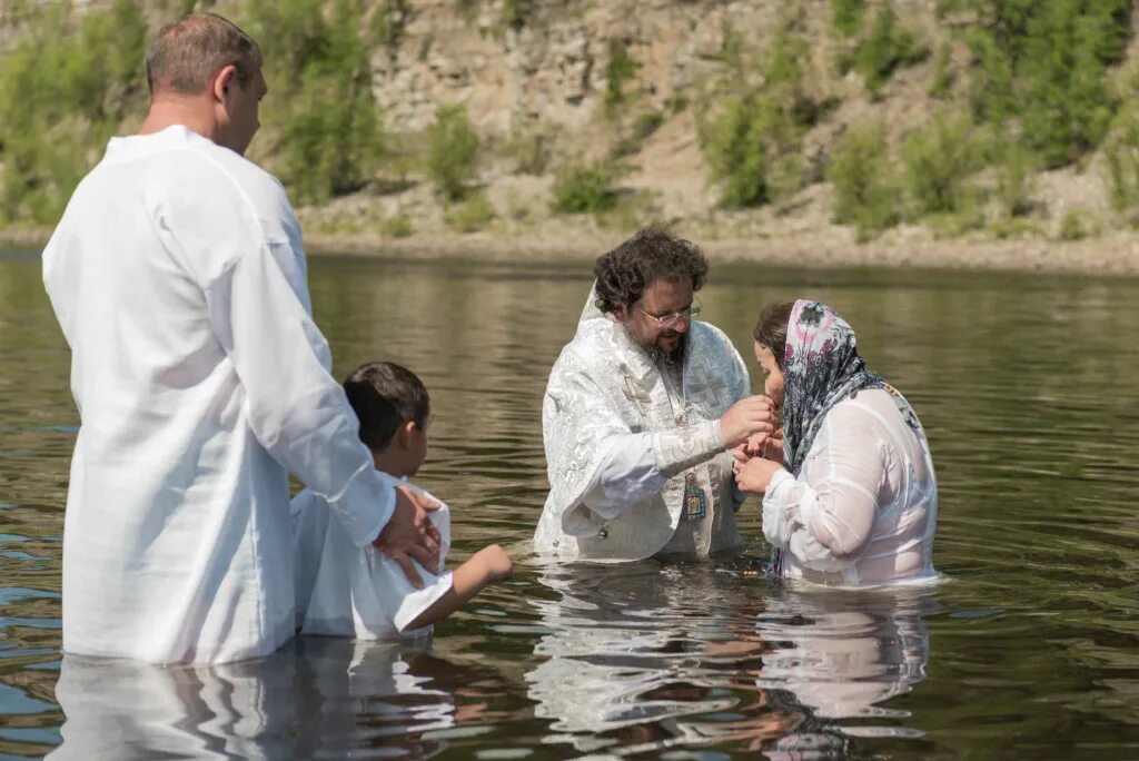 Крещение в реке. Князь владимир крестил русь в 988. Князь владимир крестил русь в 988. Вячеслав назарук крещение руси. Крещение киевлян владимиром.