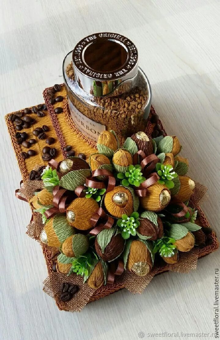 Кофе и конфеты в подарок. Кофейной конфетная композиция. букет из кофе и конфет. чайно-конфетные композиции. конфетные букеты для мужчин.