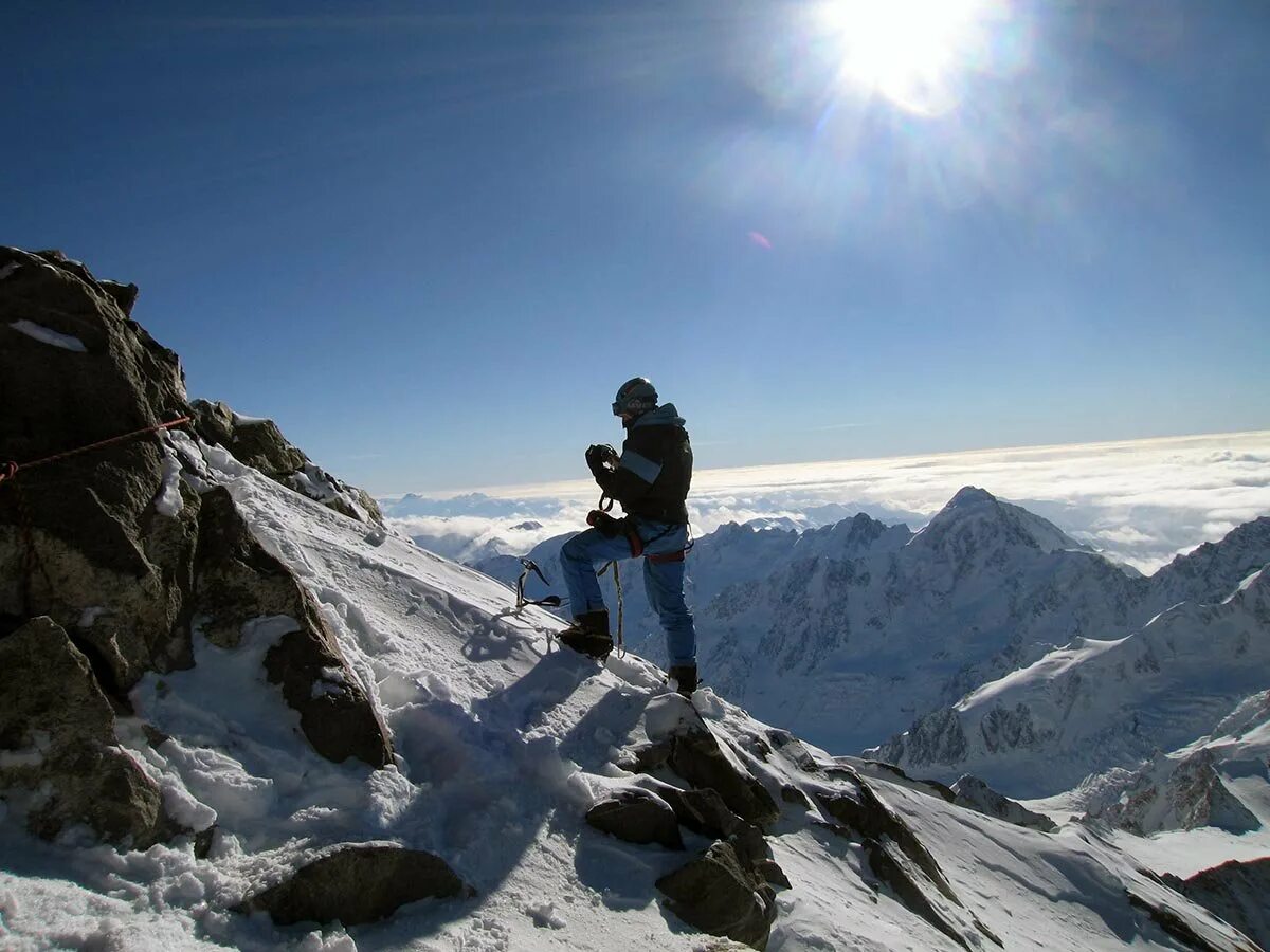 Каждый кто был в горах. Восхождение на Эльбрус пик. Гора Эльбрус альпинисты. Эльбрус покорение вершины. Альпинисты на Эльбрусе.
