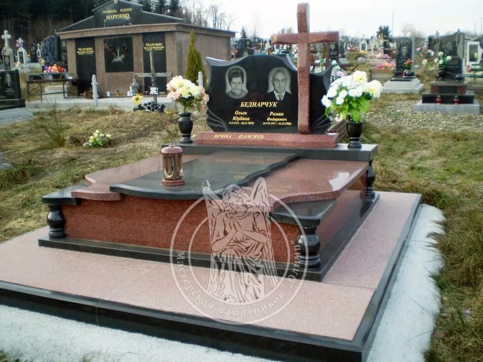 надгробные памятники красный гранит. памятники гранит карагай красный. 3д моделирование памятников минск. комплекс стелла габбро с крестом. памятники из гранита москва и московская.