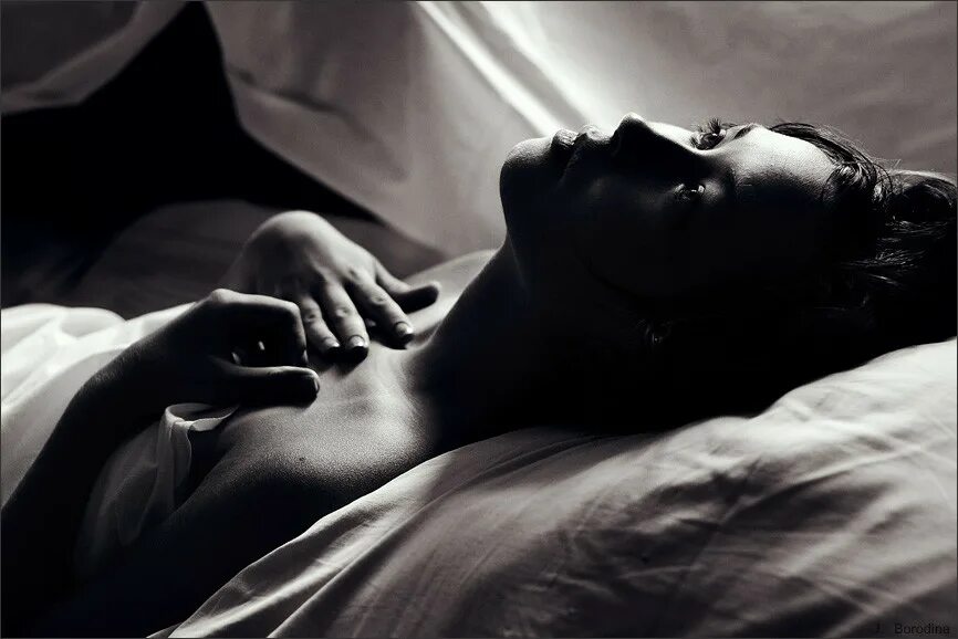 спящий мужчина. к чему снится черный парень. парень спит. к чему снится черный парень. девушка спит.