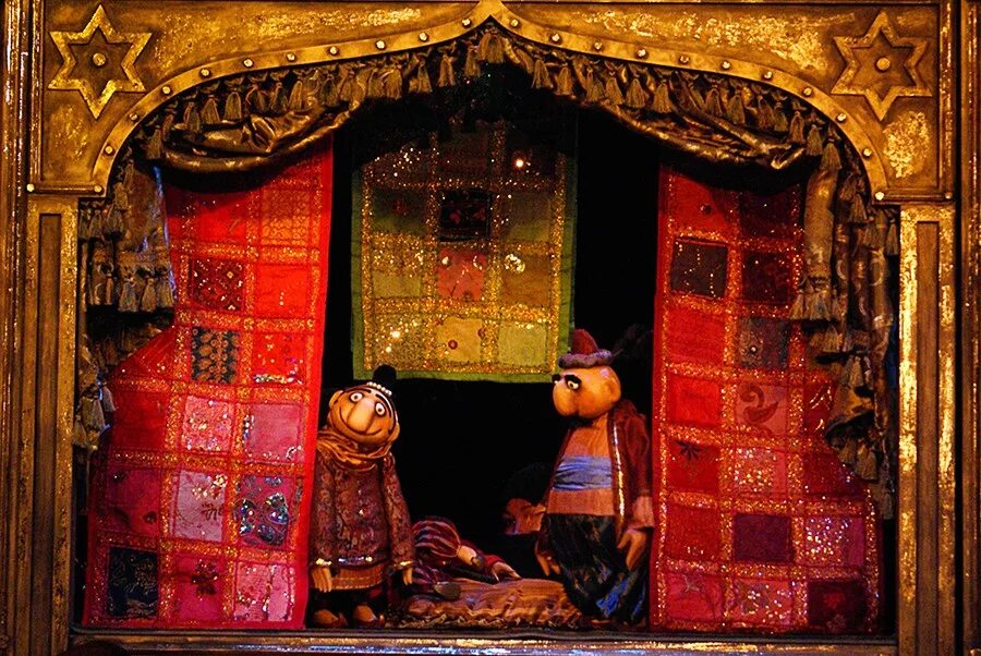 Театр кукол ночью. Спектакль 1001 ночь. Львовский кукольный театр. Иранский кукольный театр. Кукольный театр Востока.
