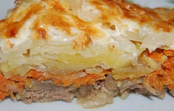 Запеканка с картошкой в мультиварке. Картофельная запеканка с морковкой. запеканка с фаршем и картофелем в мультиварке. запеканка с картошкой и с морковью. запеканка картошка с фаршем и морковью.