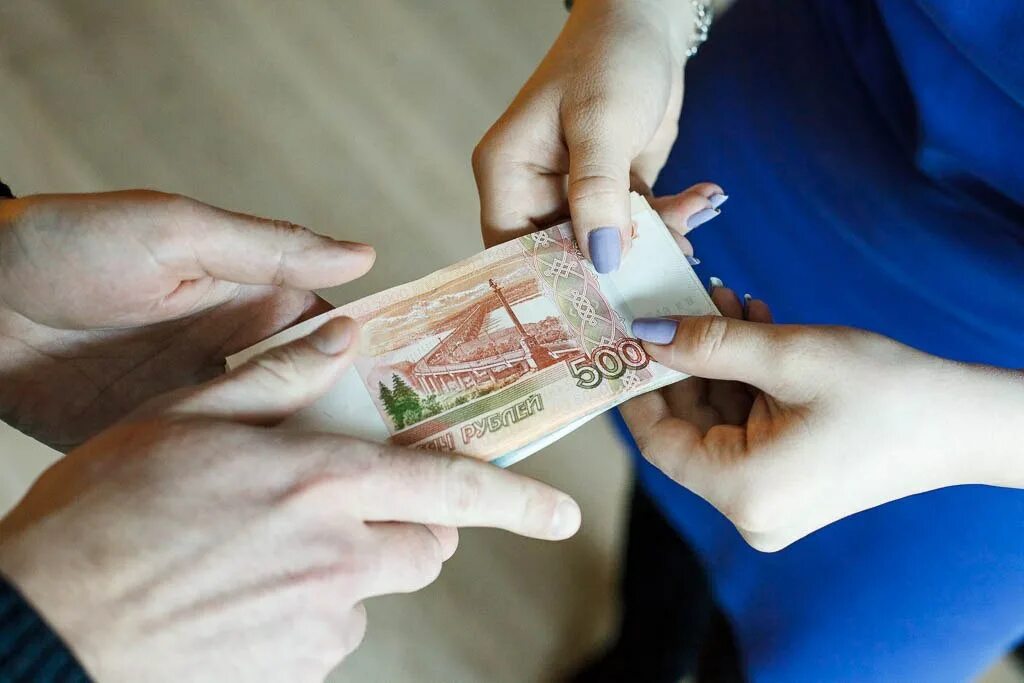 Деньги в некоторых случаях. Передает деньги. передача денег. передача денег из рук в руки. передает деньги рубли.