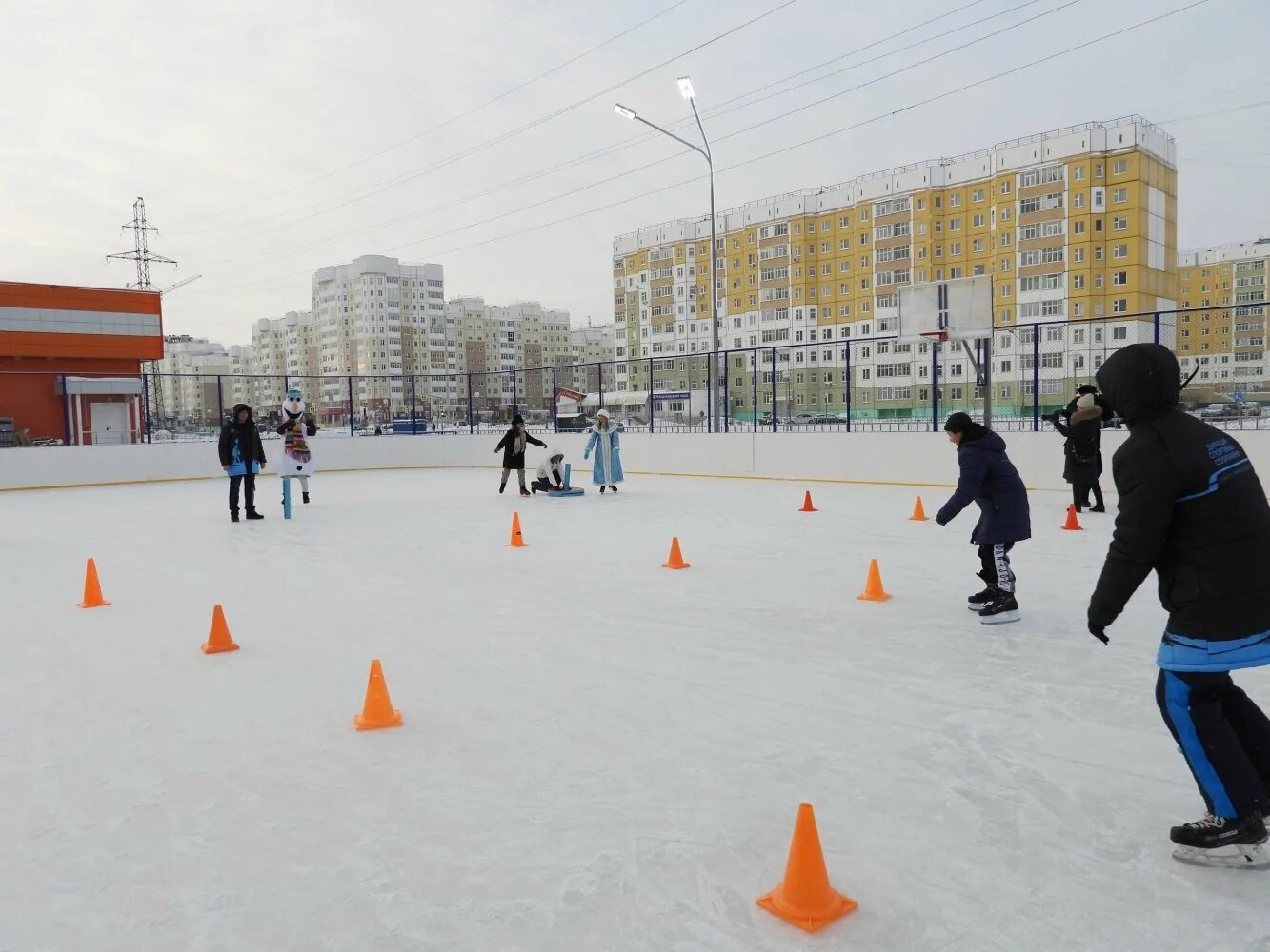 Каток нижневартовск открытый. Каток нижневартовск открытый. Каток нижневартовск открытый. Катки в нижневартовске. Ледовый корт нижневартовск.