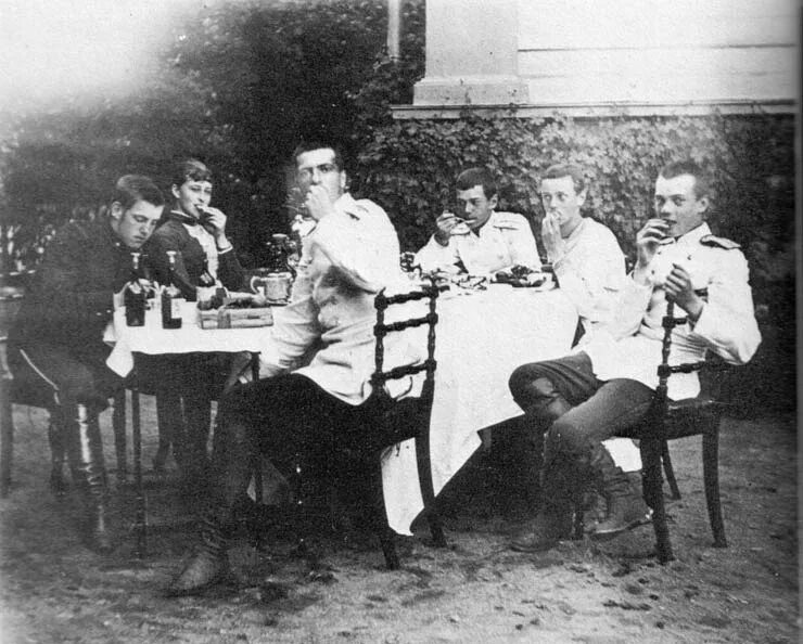 Историческое чаепитие орлята. Чаепитие у Николая 2 фото 1915.