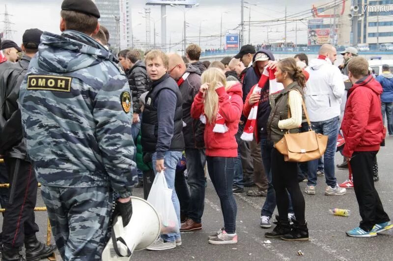 Нарушение общественного порядка в доме. Нарушитель общественного порядка. нарушение общественного порядка фото. борьба с нарушителями общественного порядка. люди нарушающие общественный порядок.