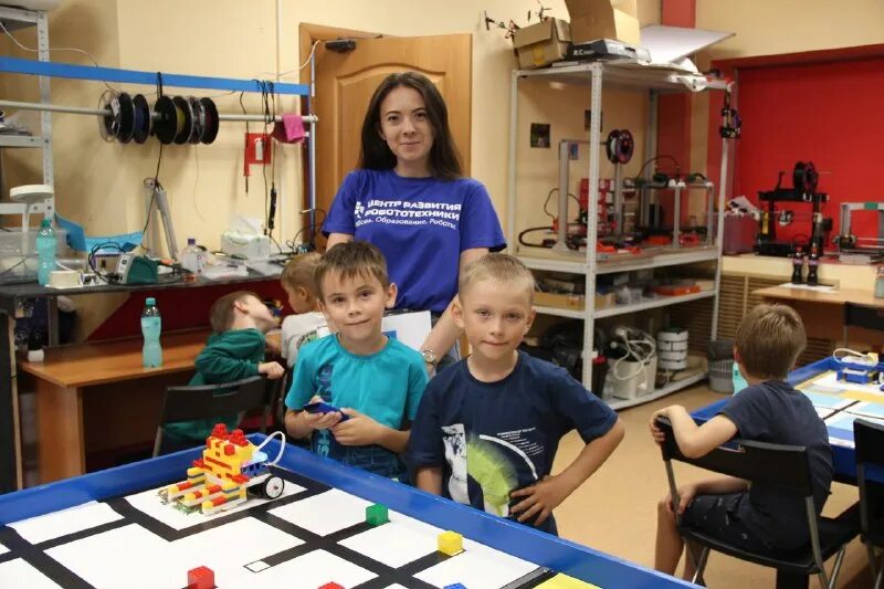 Школьники цмит. Робототехника развивает. Центр развития робототехники владивосток. Центр развития робототехники. Центр развития робототехники.