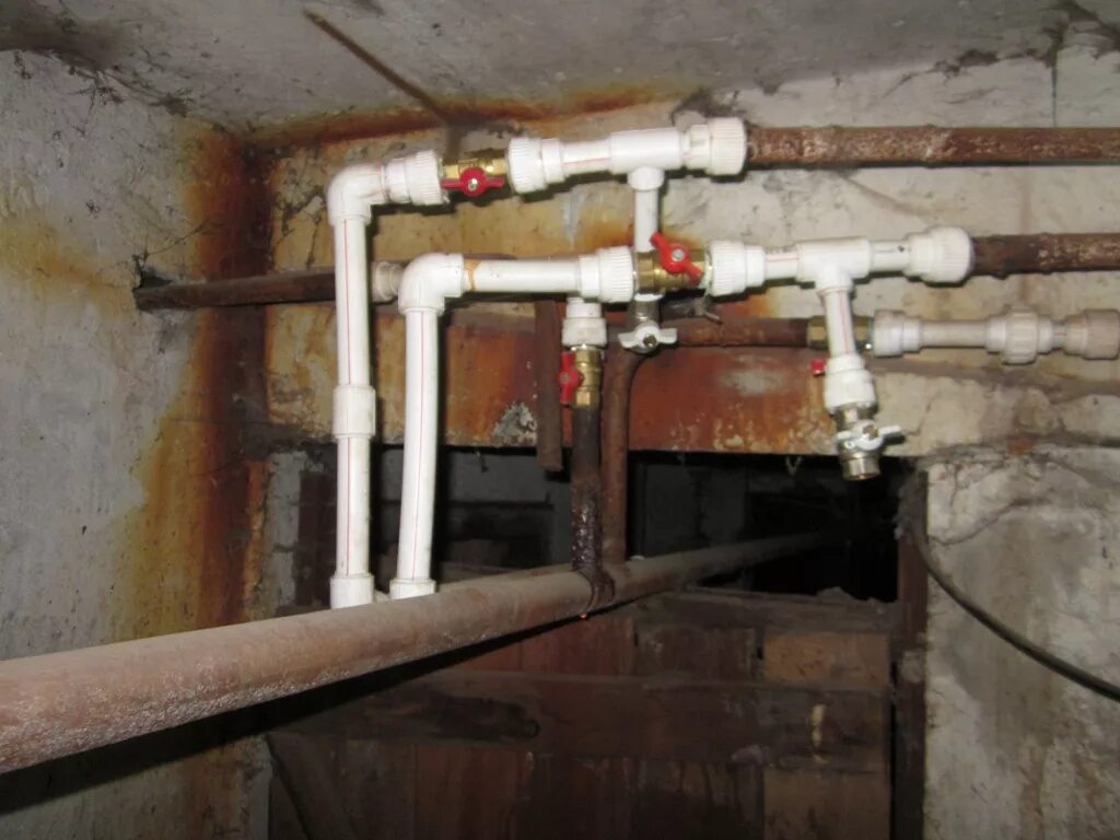 стояк в подвале. подвал многоквартирного дома трубя. подвал с трубами. стояк в подвале. стояк в подвале.