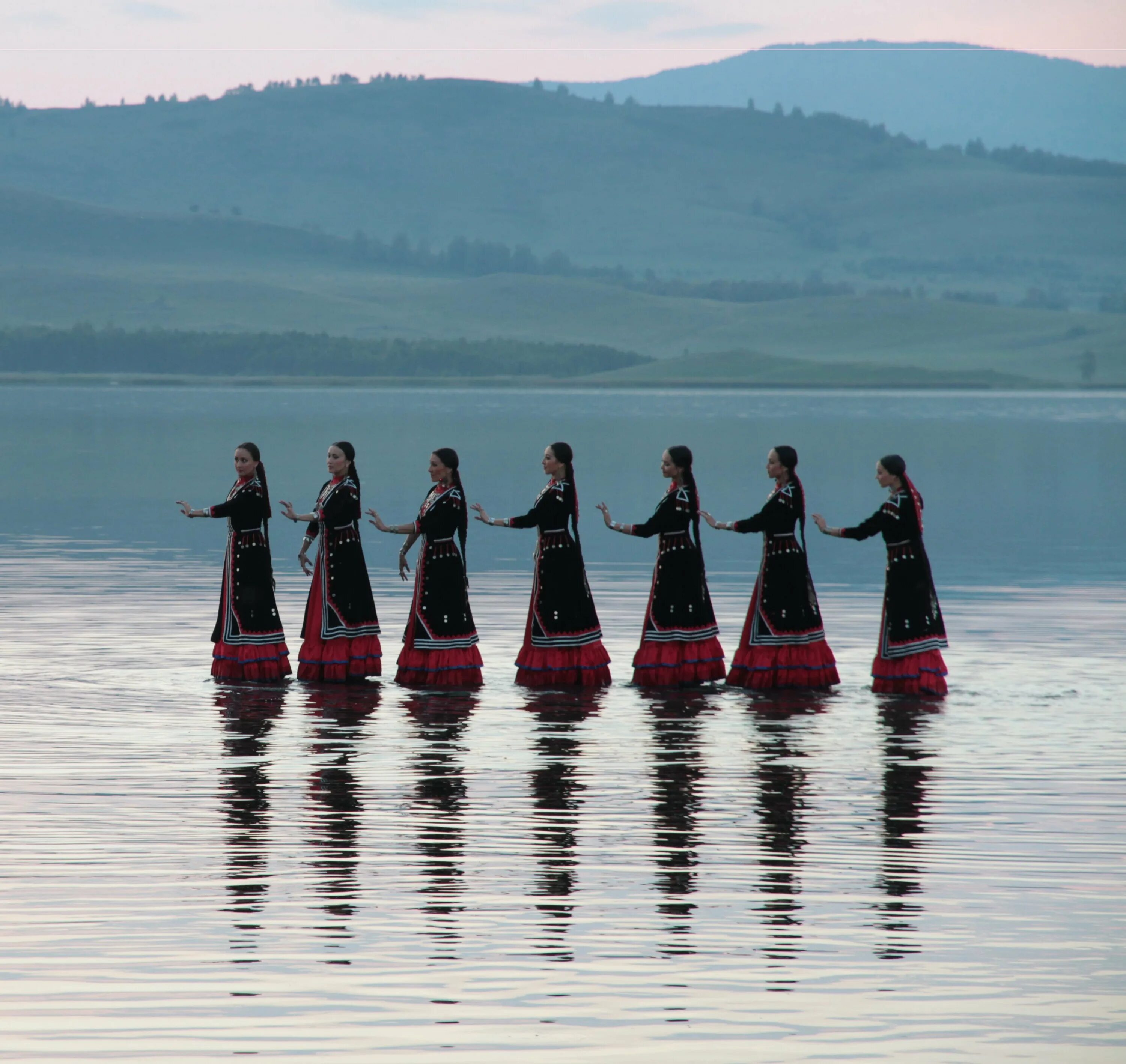 Чайковский лебединое озеро и щелкунчик. Танец озер. Озеро култубан баймакский район. Танец лебединое озеро. Танец озер.