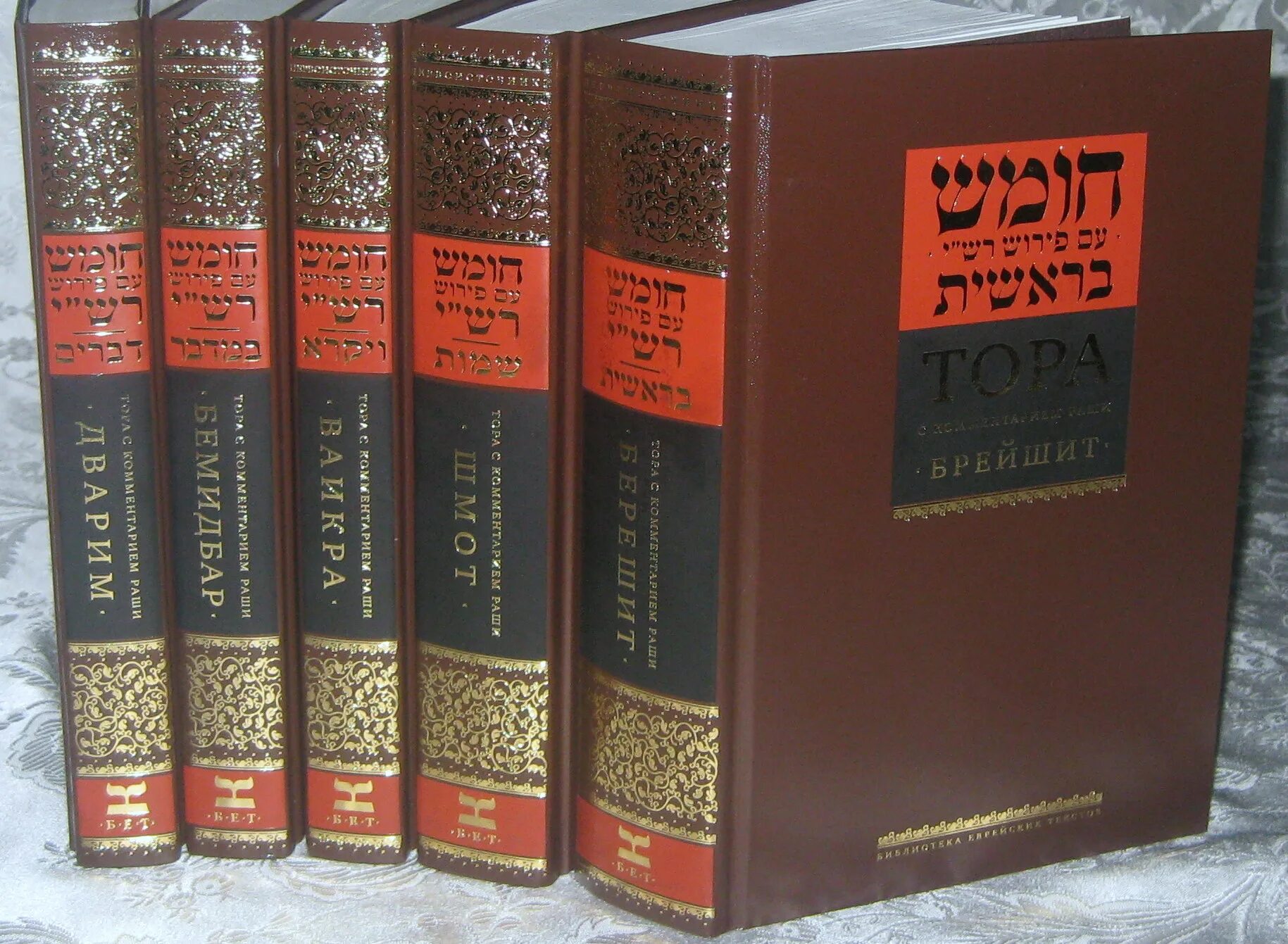 Имеются 9 различных книг четыре из которых учебники. Пять книг это. Книга это определение. Имеется 10 различных книг. Пять книг это.