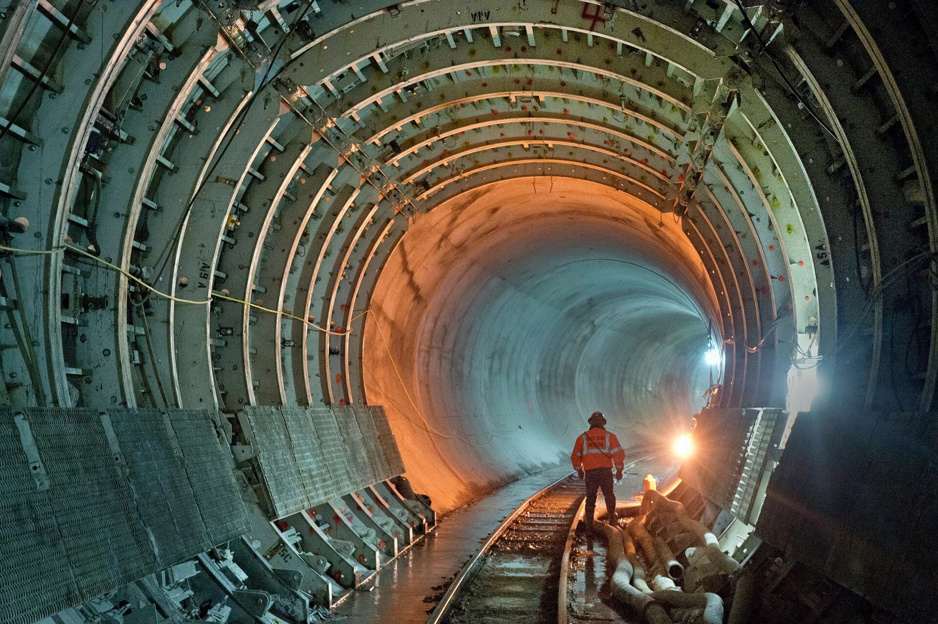 Рабочие прокладывают тоннель 500 3 10. Подземные сооружения. Строительство тоннелей. Горные тоннели. Подземное сооружение и тоннели.