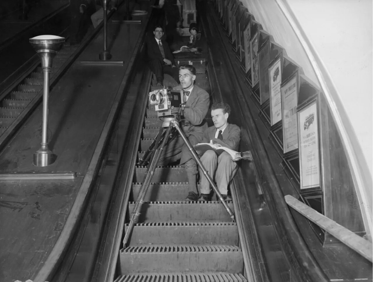 Название старого метро. Первый эскалатор в Лондоне 1911. Московский метрополитен 1935 эскалаторы. Эскалатор в метро Лондон. Метро в Лондоне 1863.