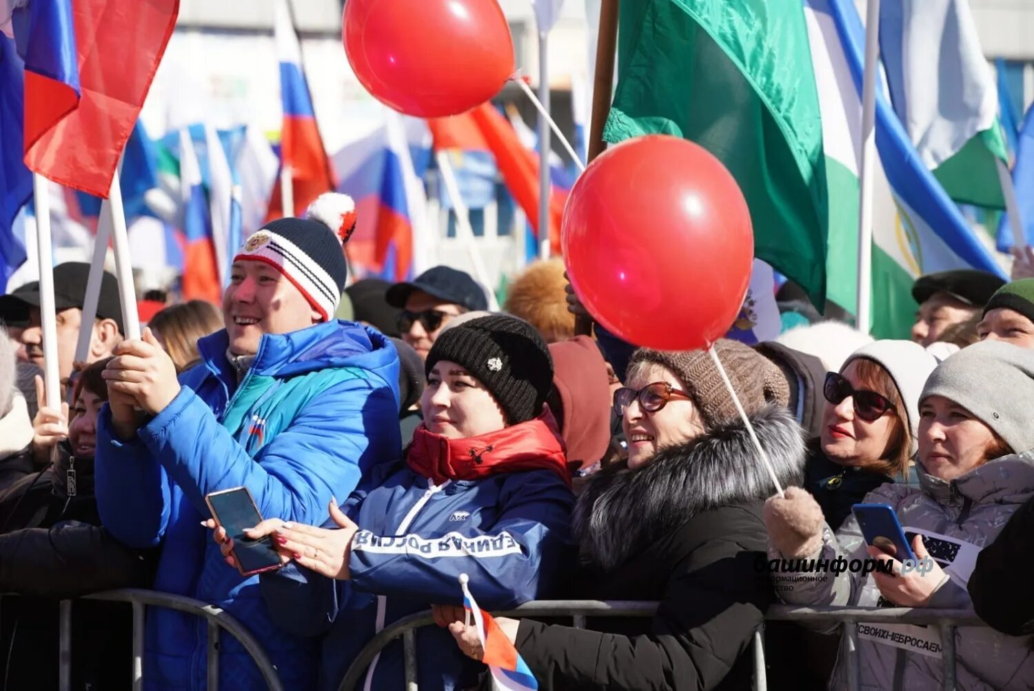 В башкирии люди вышли на митинг. Самый крупный митинг. митинг много людей. митинг-концерт «своих не бросаем!» мурманск. митинг концерт в уфе 30 сентября.