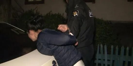 Девушки задержанные полицией. Девушки задержанные полицией. Задержание преступника. Девушки задержанные полицией. Скрученный преступник с полицией.